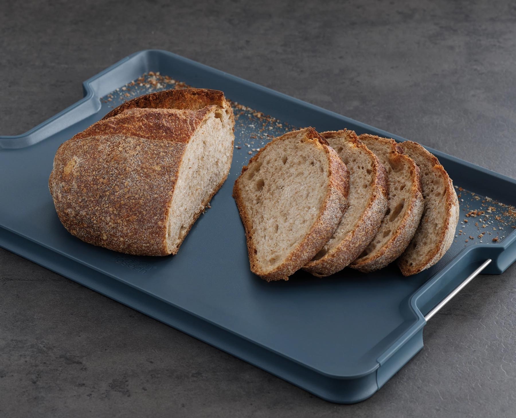 Großes, blaues Schneidbrett Cut+Carve Plus von Joseph Joseph, ideal für vielseitige Küchenanwendungen und stilvolles Kochen.