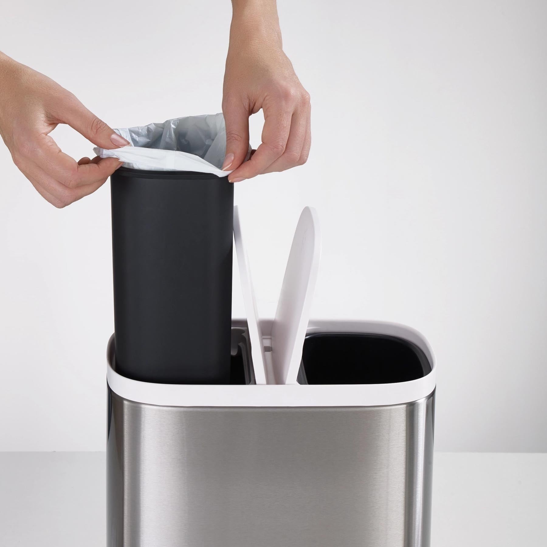 Moderner Joseph Joseph Treteimer aus Edelstahl mit zwei separaten 3-Liter-Fächern, ideal für umweltfreundliche Mülltrennung in kleinen Räumen.