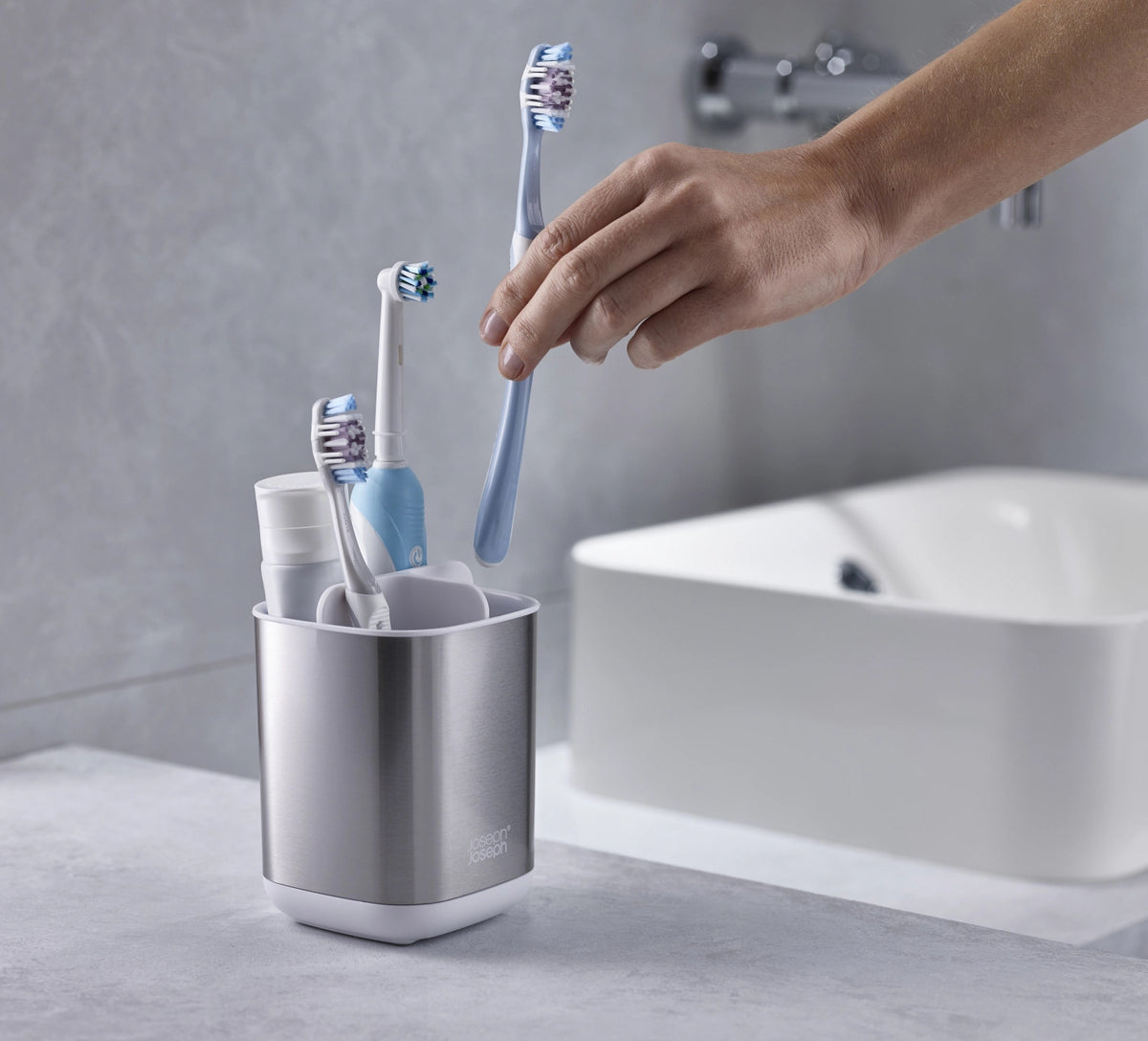 EasyStore Steel Zahnbürstenhalter - Weiß in Weiss präsentiert im Onlineshop von KAQTU Design AG. Zahnputz ist von Joseph Joseph