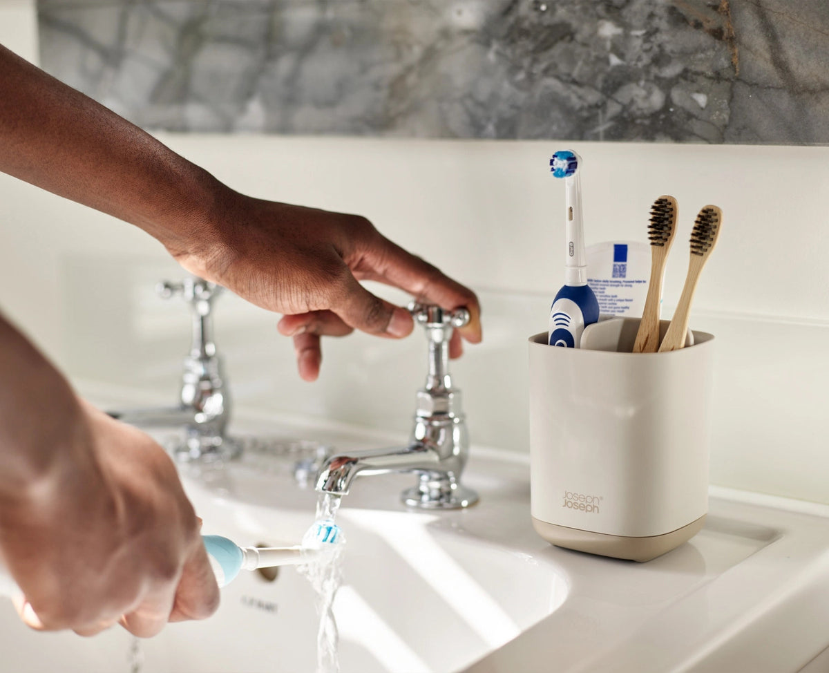 EasyStore Zahnbrüstenhalter ecru in Beige präsentiert im Onlineshop von KAQTU Design AG. Zahnputz ist von Joseph Joseph