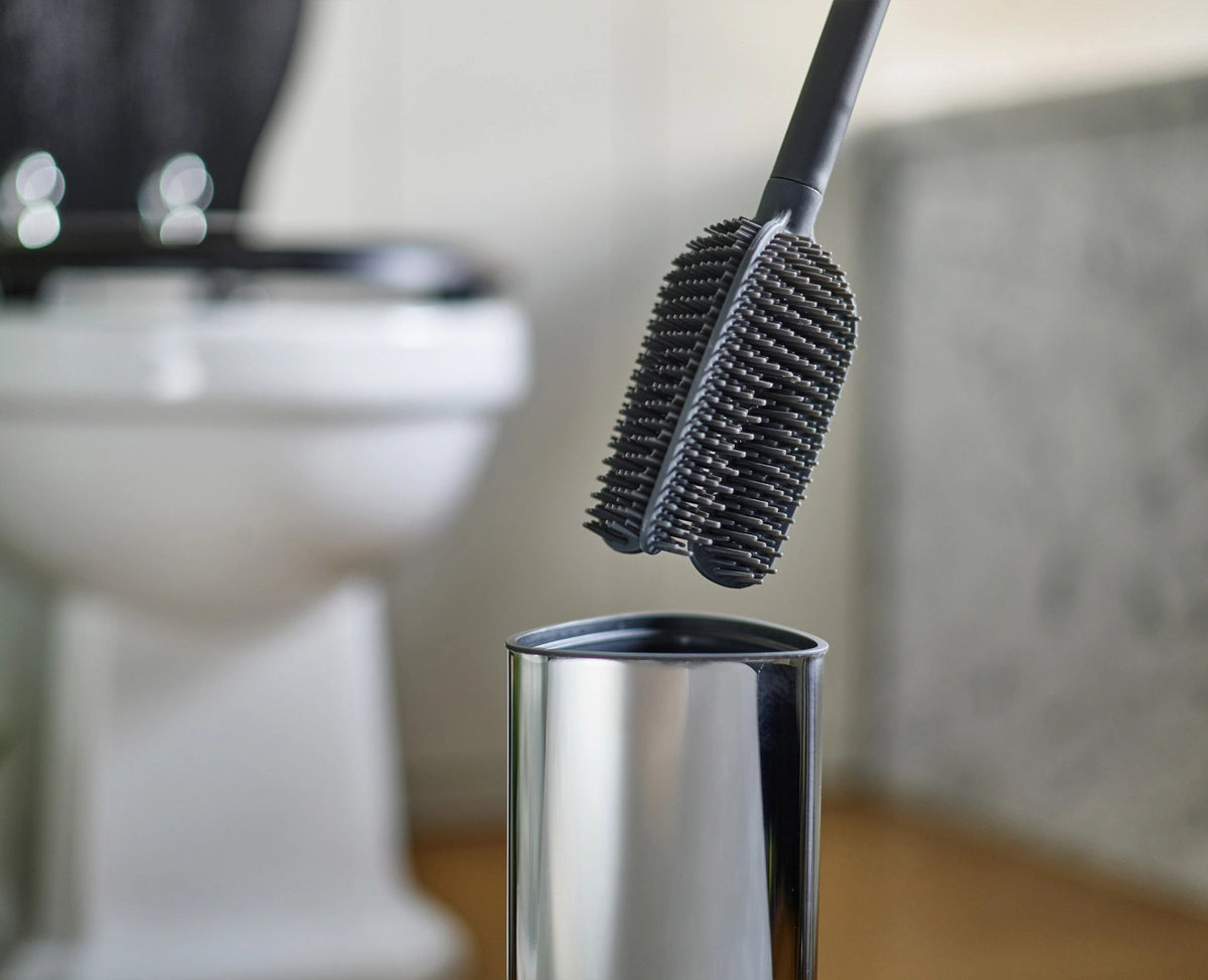 Flex 360 Luxe WC Bürste Edelstahl in Grau präsentiert im Onlineshop von KAQTU Design AG. Toilettenartikel ist von Joseph Joseph