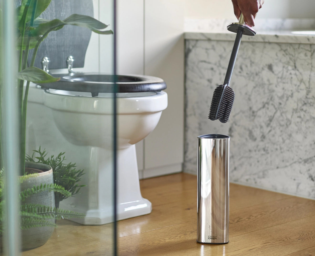 Flex 360 Luxe WC Bürste Edelstahl in Grau präsentiert im Onlineshop von KAQTU Design AG. Toilettenartikel ist von Joseph Joseph
