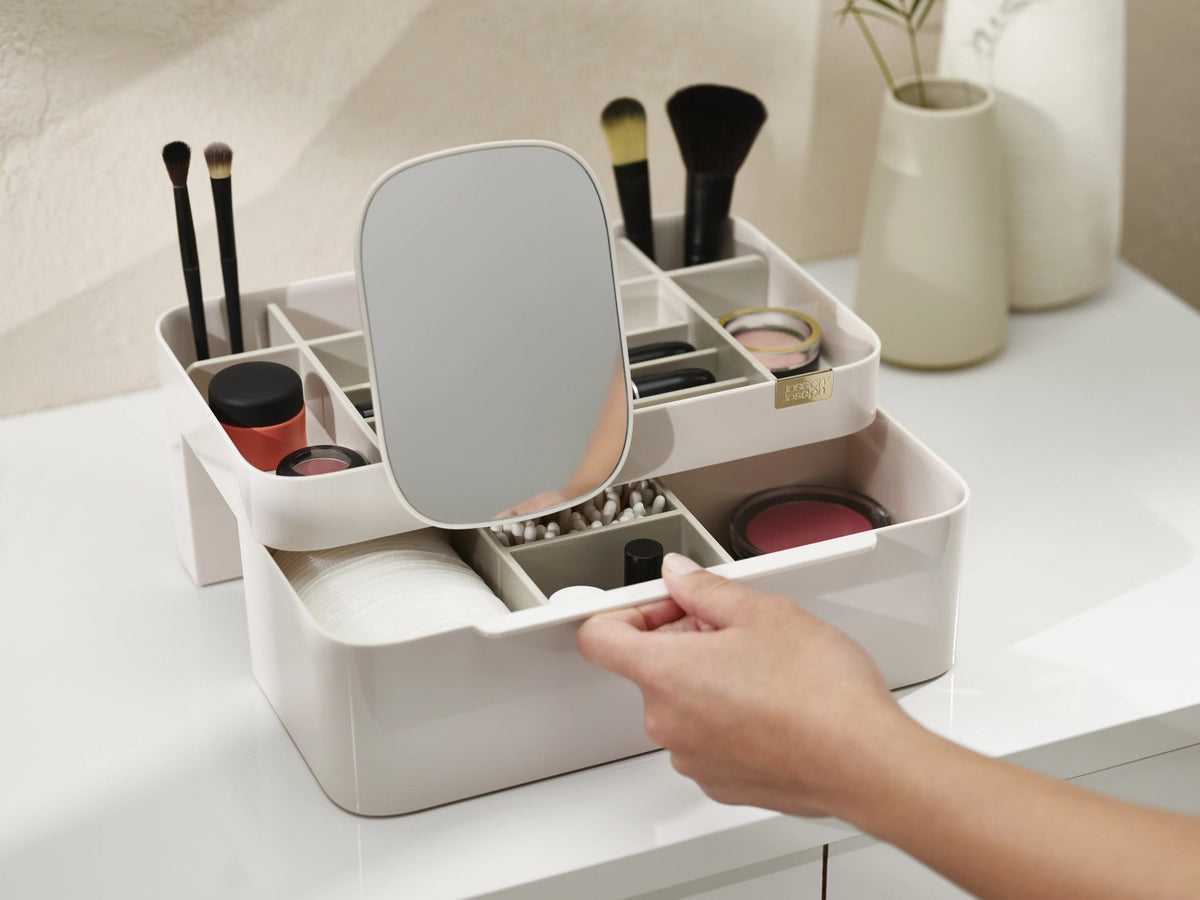 Viva grosser kosmetischer Organizer mit abnehmbarem Spiegel in Beige präsentiert im Onlineshop von KAQTU Design AG. Pflege ist von Joseph Joseph