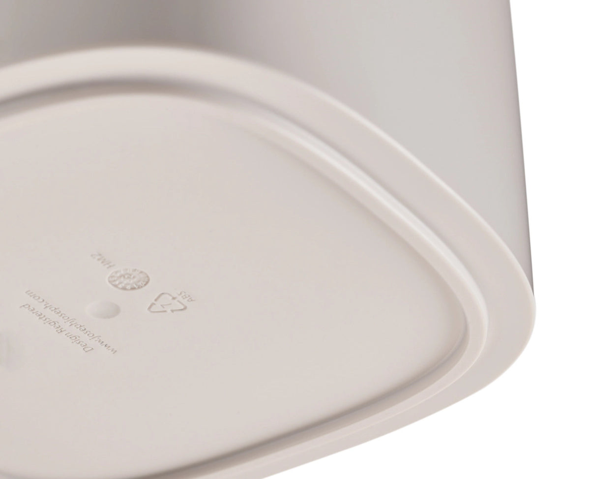 Viva Makeup Brush Pot Shell in Beige präsentiert im Onlineshop von KAQTU Design AG. Pflege ist von Joseph Joseph