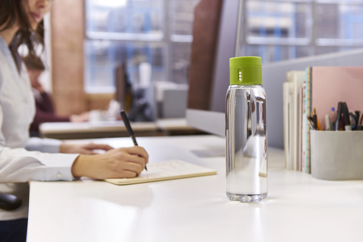 Dot Trinkflasche, transp. grün, 600 ml in Grün präsentiert im Onlineshop von KAQTU Design AG.  ist von Joseph Joseph