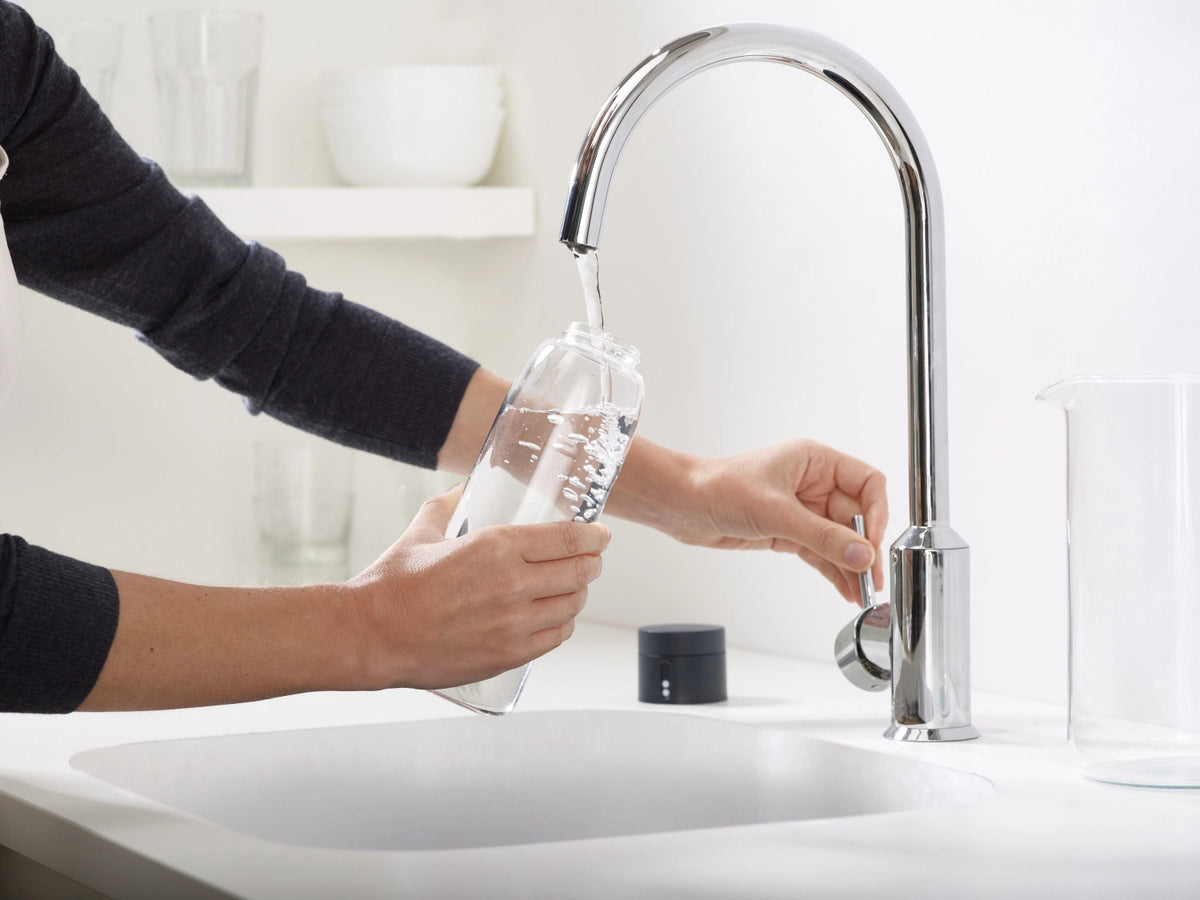 Dot Trinkflasche, transp. grau, 600 ml in Silber präsentiert im Onlineshop von KAQTU Design AG.  ist von Joseph Joseph
