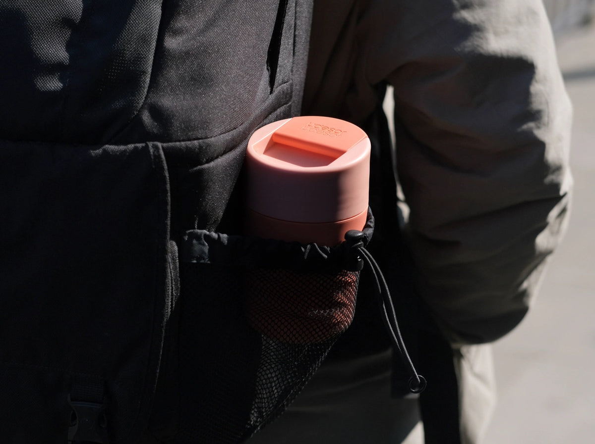 Sipp Travel Mug 340ml, coral in Orange präsentiert im Onlineshop von KAQTU Design AG. Thermosflasche ist von Joseph Joseph