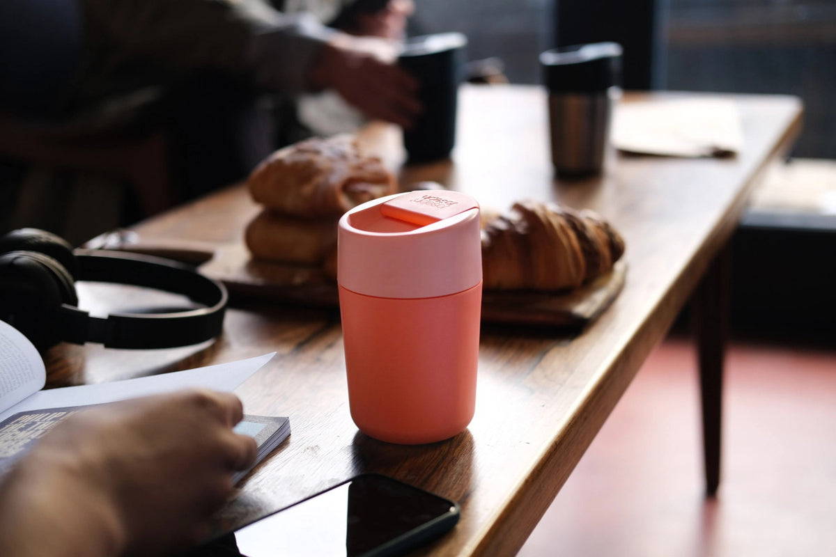 Sipp Travel Mug 340ml, coral in Orange präsentiert im Onlineshop von KAQTU Design AG. Thermosflasche ist von Joseph Joseph
