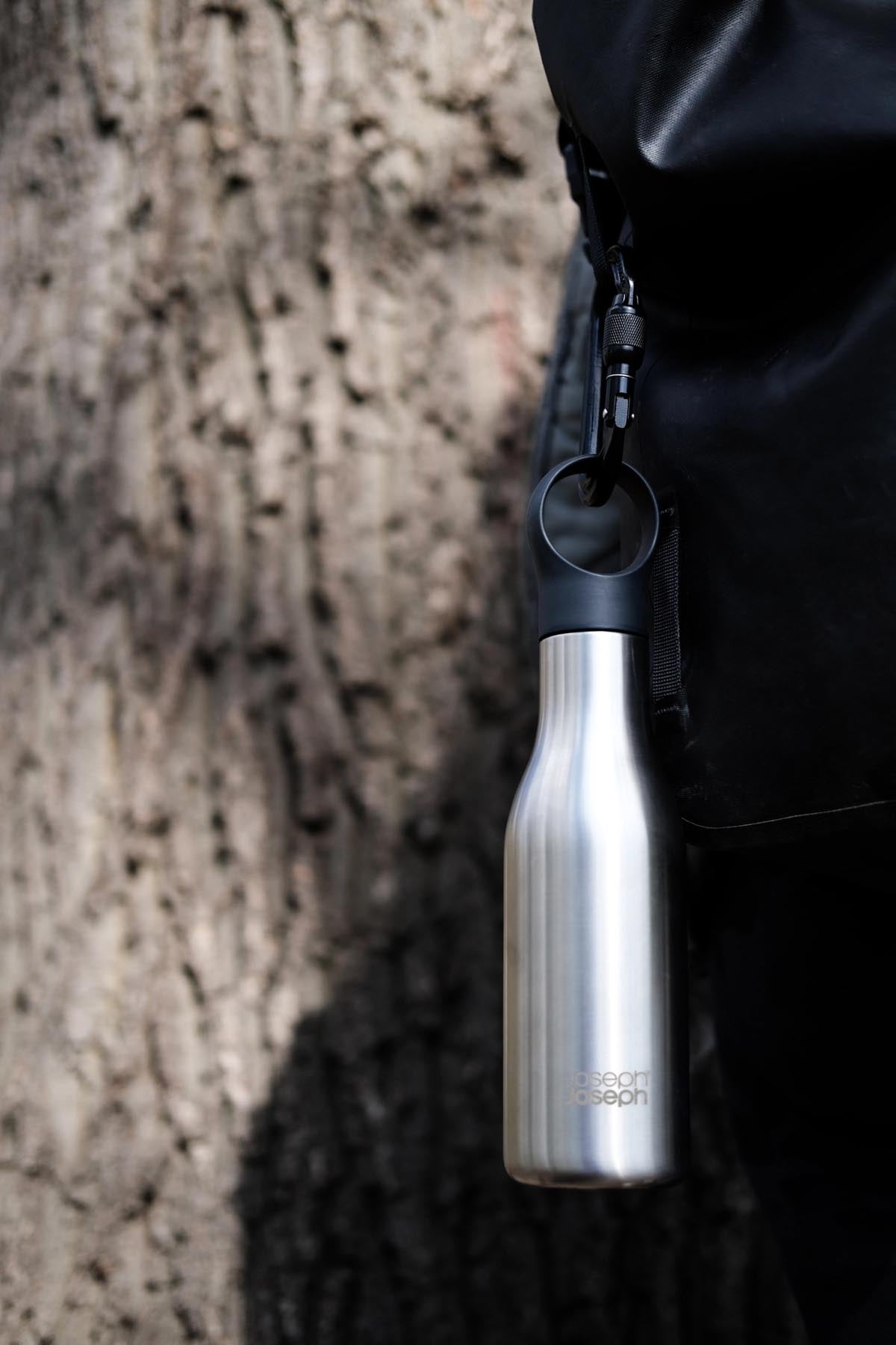 Stylisches Geschenkset "Refill Reuse Repeat" mit eleganten Travel Mug und Flasche von Joseph Joseph in Silber, ideal für unterwegs.