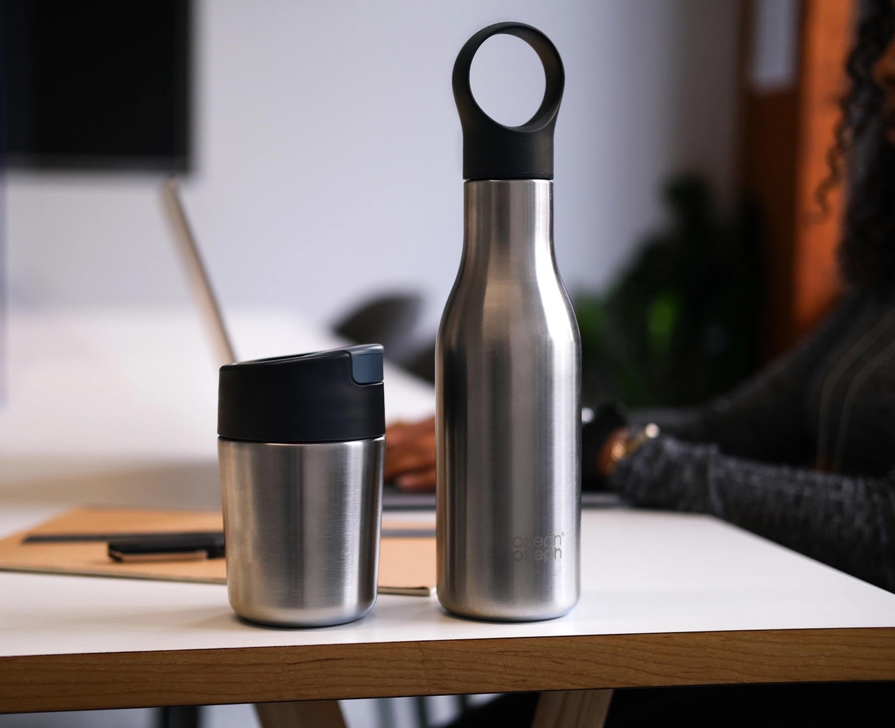 Stylisches Geschenkset von Joseph Joseph, bestehend aus einer isolierten Flasche und einem Travel Mug in Silber, ideal für nachhaltige Abenteuer.