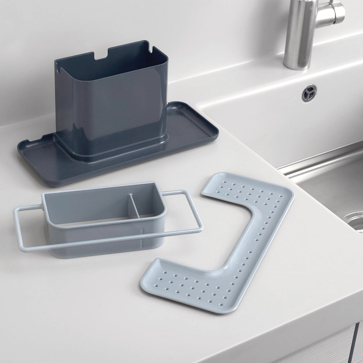 Sink Caddy gross, grau 30.5x13x14.2 cm in Silber präsentiert im Onlineshop von KAQTU Design AG. Abwasch ist von Joseph Joseph