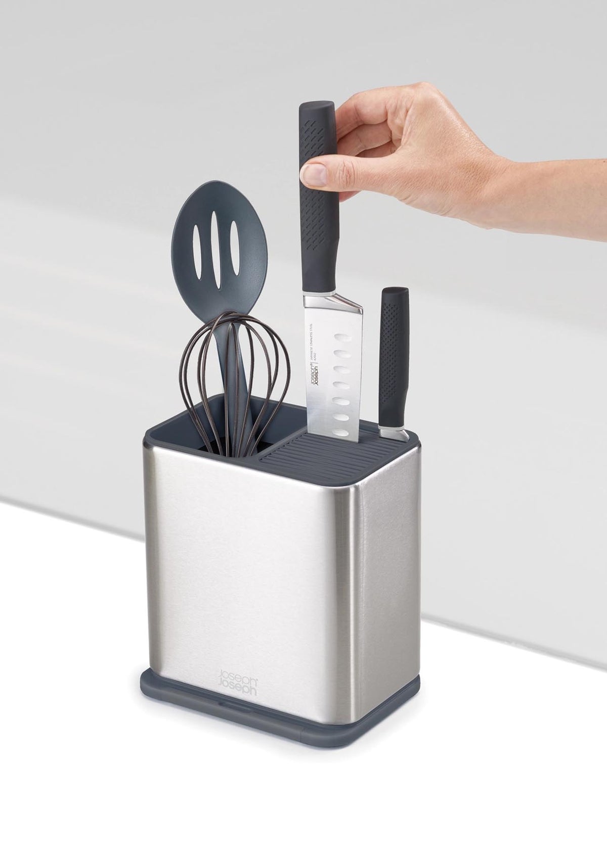 Surface Utensilienhalter, 18x20x13cm in Silber präsentiert im Onlineshop von KAQTU Design AG. Abwasch ist von Joseph Joseph