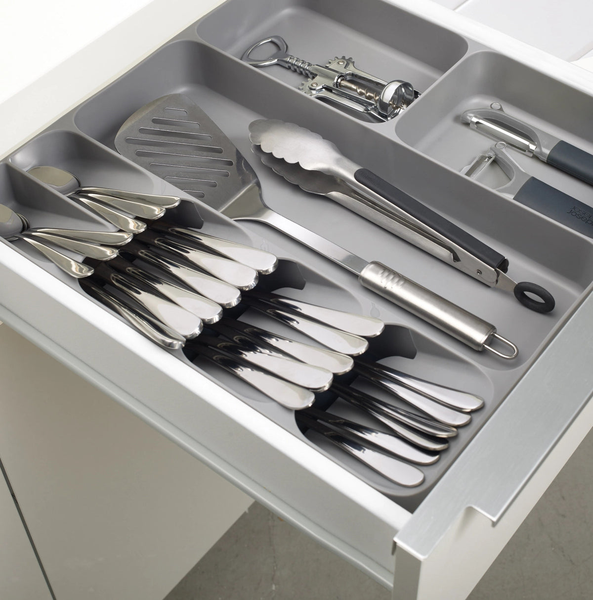 DrawerStore Besteckeinlage, grau, 38.4x39.7x5.3cm in Silber präsentiert im Onlineshop von KAQTU Design AG. Küchenhelfer ist von Joseph Joseph