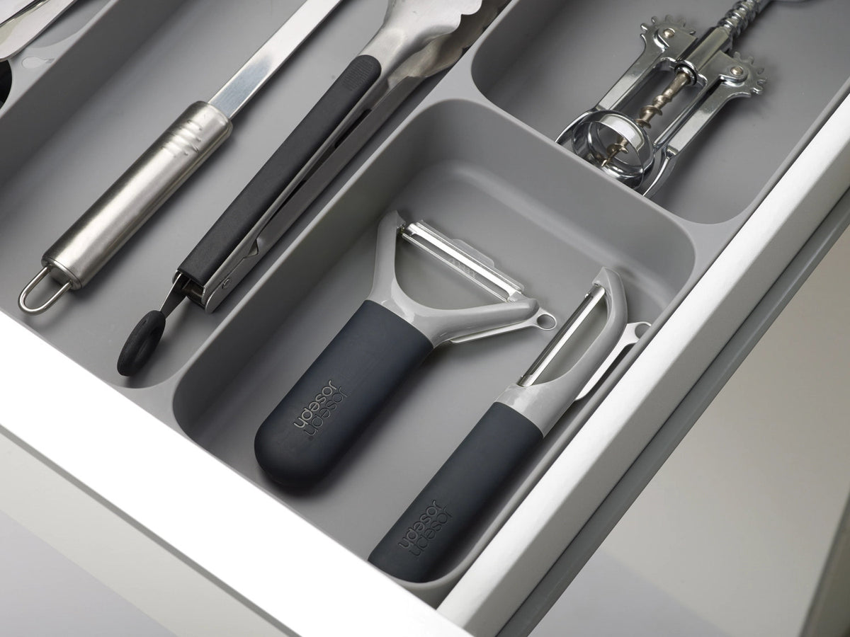 DrawerStore Besteckeinlage, grau, 38.4x39.7x5.3cm in Silber präsentiert im Onlineshop von KAQTU Design AG. Küchenhelfer ist von Joseph Joseph