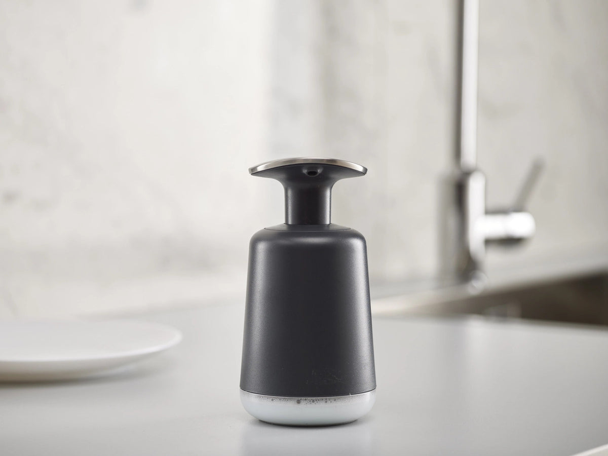 Presto Seifenspender, grau H14.6cm in Silber präsentiert im Onlineshop von KAQTU Design AG. Abwasch ist von Joseph Joseph