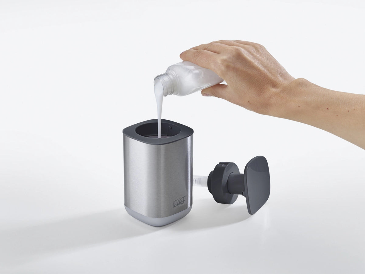 Presto Steel Hygienischer Seifenspender - Grau in Silber präsentiert im Onlineshop von KAQTU Design AG. Abwasch ist von Joseph Joseph