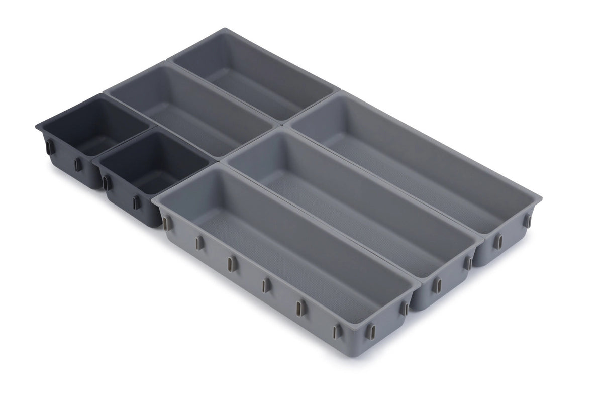 Blox 7-teiliges Schubladen-Organizer-Set in Silber präsentiert im Onlineshop von KAQTU Design AG. Aufbewahrungsbehälter ist von Joseph Joseph