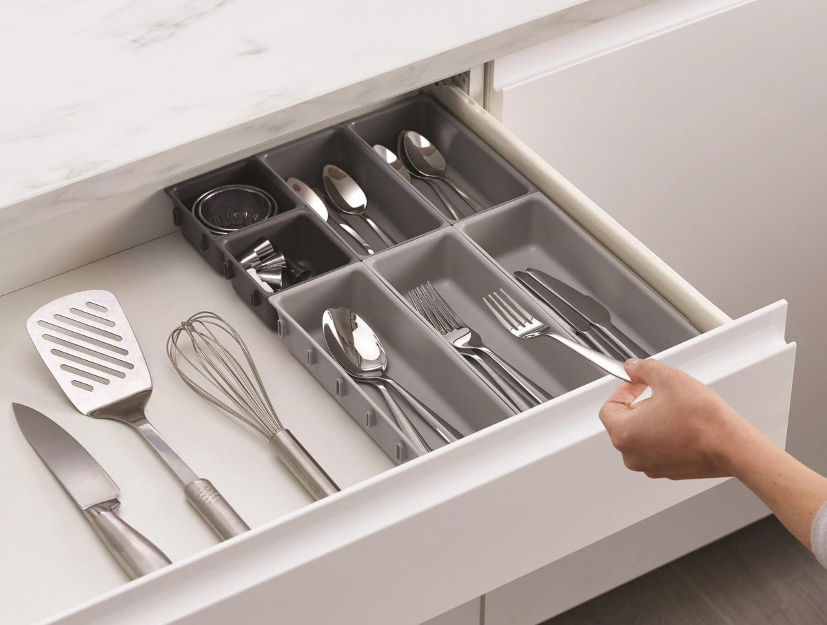 Blox 7-teiliges Schubladen-Organizer-Set in Silber präsentiert im Onlineshop von KAQTU Design AG. Aufbewahrungsbehälter ist von Joseph Joseph