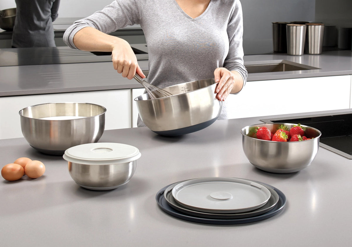 Nest Steel Collection Schüsselset 4-tlg. in Silber präsentiert im Onlineshop von KAQTU Design AG. Küchenhelfer ist von Joseph Joseph