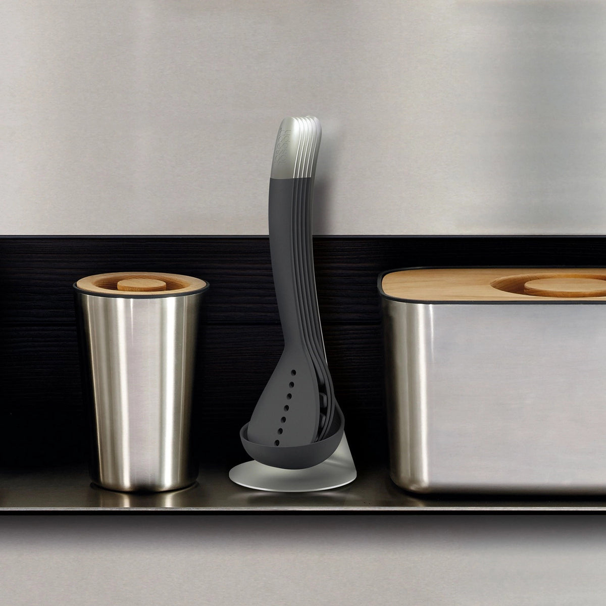 Nest Steel Collection Kochutensilien 5-tl2g. in Schwarz präsentiert im Onlineshop von KAQTU Design AG. Küchenhelfer ist von Joseph Joseph