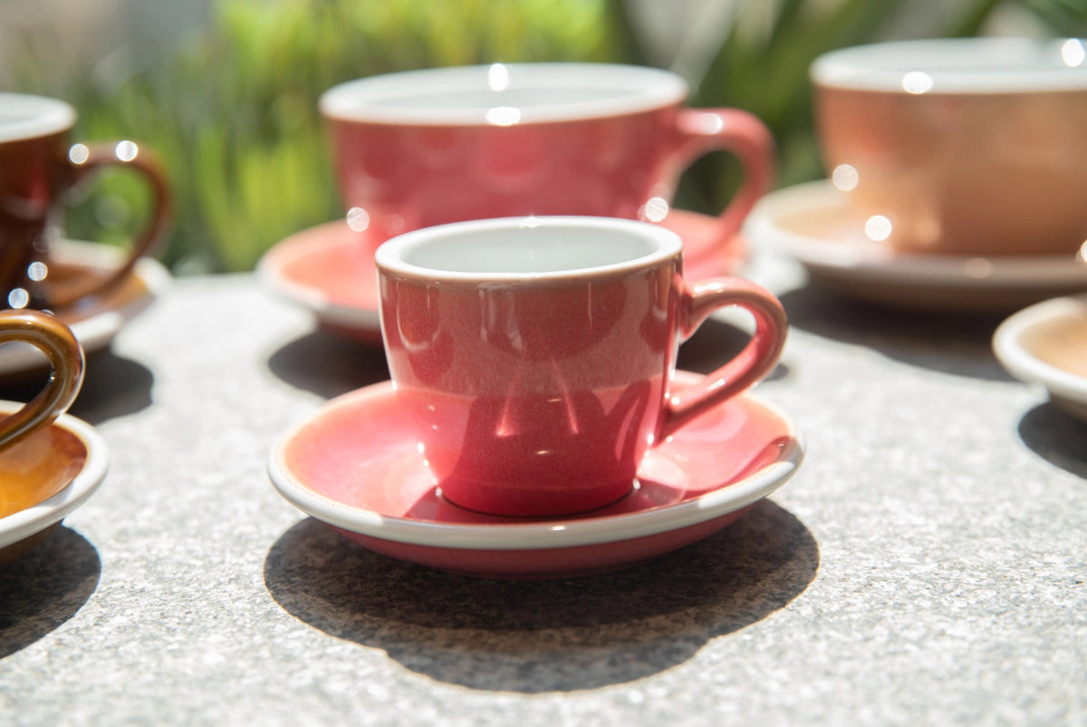Egg Untertassen für Espresso bis Café Latte in Beere präsentiert im Onlineshop von KAQTU Design AG. Untertassen ist von Loveramics