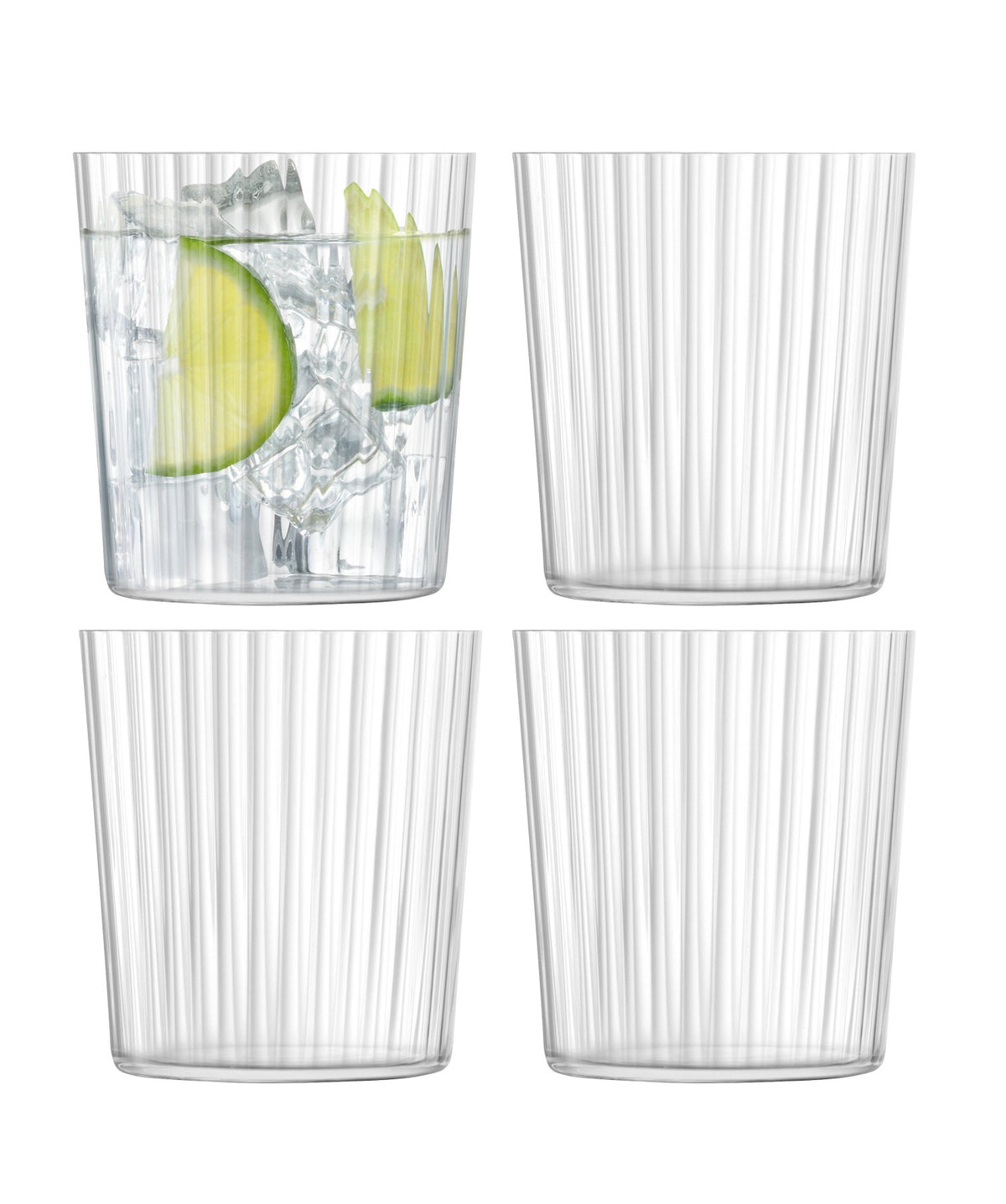 4er Set Gio Line Becher 390ml von LSA: transparente Trinkgläser aus Glas mit feinwandiger, linearer Struktur, stapelbar aufgestellt.