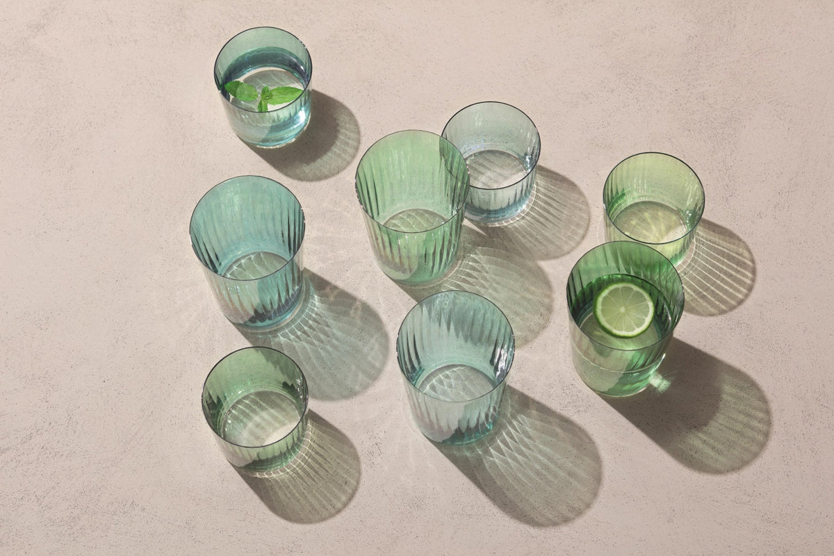 Vier niedrige Trinkgläser aus Glas mit geriffelter Textur in verschiedenen Jadegrün-Tönen, handbemalt, Durchmesser 8 cm, Höhe 7.3 cm, Marke LSA.