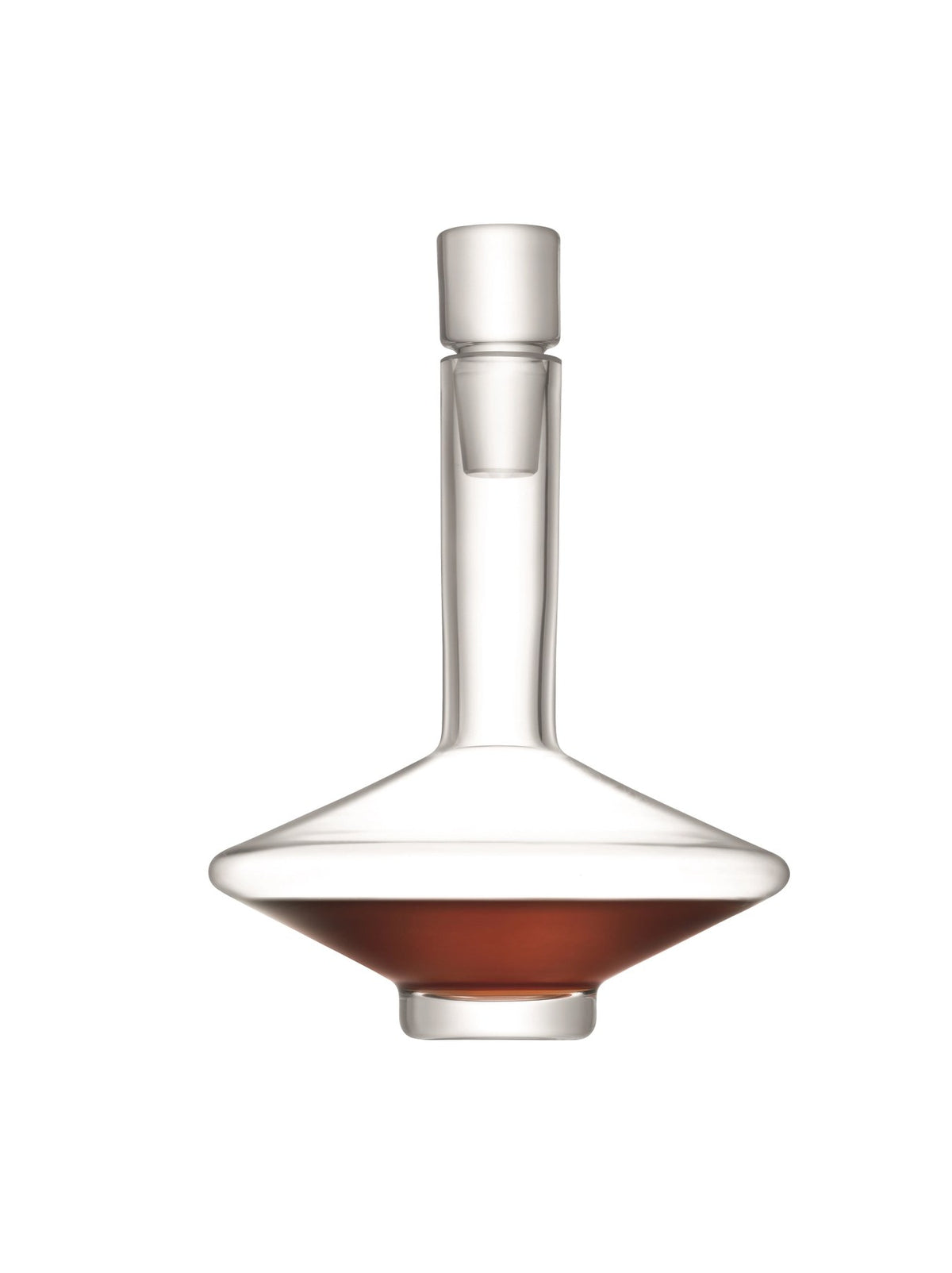 Transparenter Glas-Dekanter Metropole Malmo 1.8L von LSA, schlanke Form mit langem Hals, freigestellt auf hellem Hintergrund.
