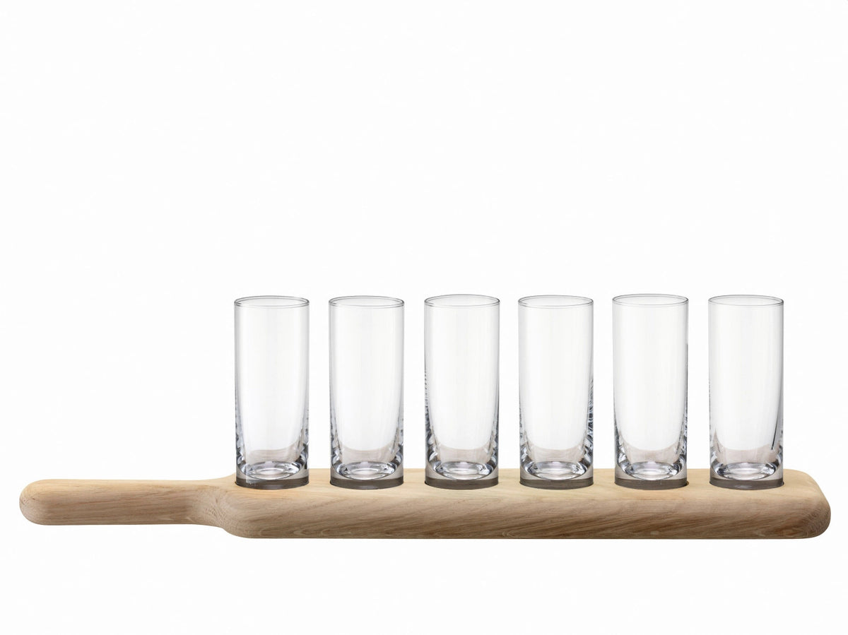 Paddle Wodka Set von LSA: sechs transparente Schnapsgläser aus Glas auf einem 40 cm langen Unterteil aus natürlicher Eiche mit schmalen Griffen