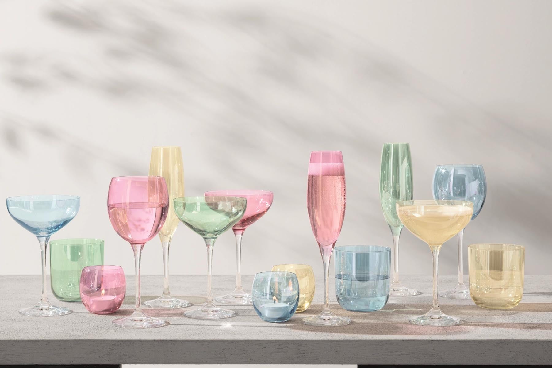 Elegantes 4er Set Polka Weingläser in sanften Pastellfarben, ideal für stilvolle Anlässe und entspannte Abende. Hochwertiges Glas von LSA.