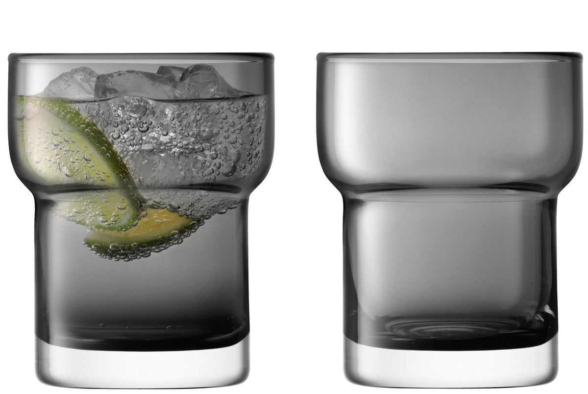 Zwei graue, mundgeblasene Glasbecher aus der LSA Utility Serie mit dicken, abgestuften Wänden, Durchmesser 8.5cm, Höhe 10cm, Volumen 300ml.