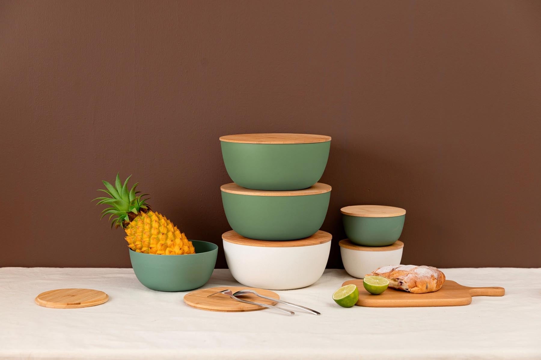 Elegantes 4-teiliges Set aus Salatschüsseln in sanften Creme- und Grüntönen, ideal für stilvolle Tischdekoration und Servieren.