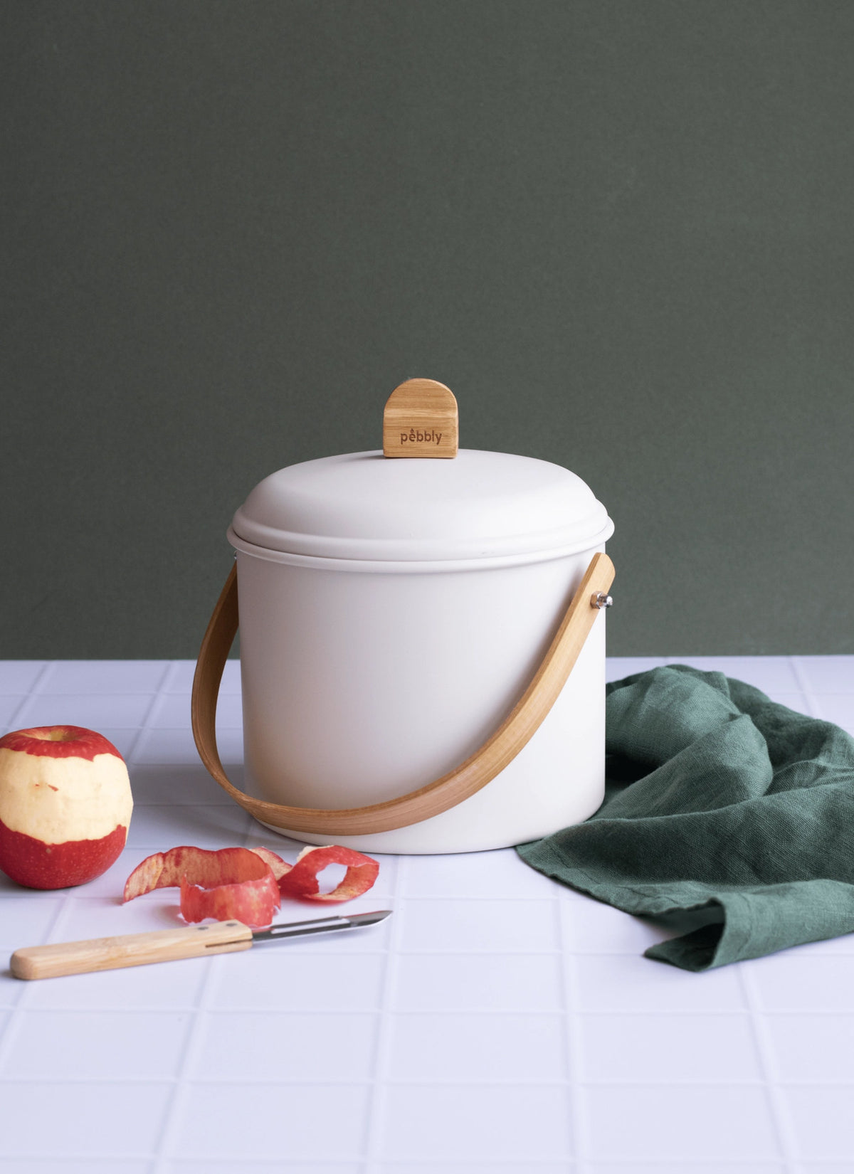 Pebbly Kompostbehälter 3.5l Metall u. Bambus mit Kohlefilter in Beige präsentiert im Onlineshop von KAQTU Design AG. Mülleimer ist von Pebbly