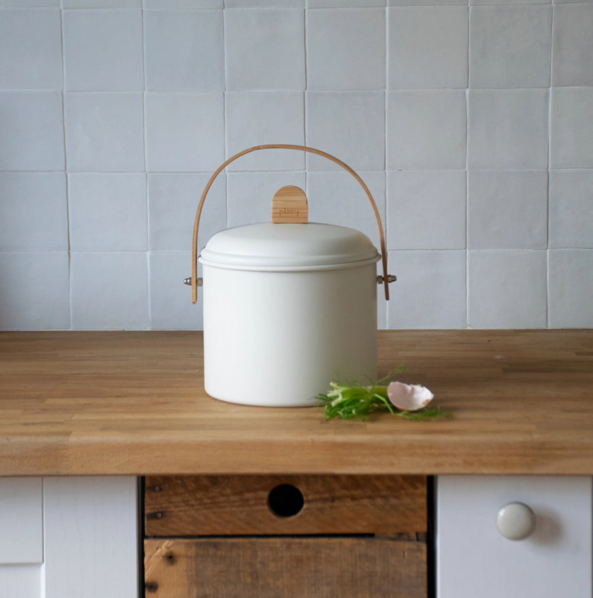 Pebbly Kompostbehälter 3.5l Metall u. Bambus mit Kohlefilter in Beige präsentiert im Onlineshop von KAQTU Design AG. Mülleimer ist von Pebbly