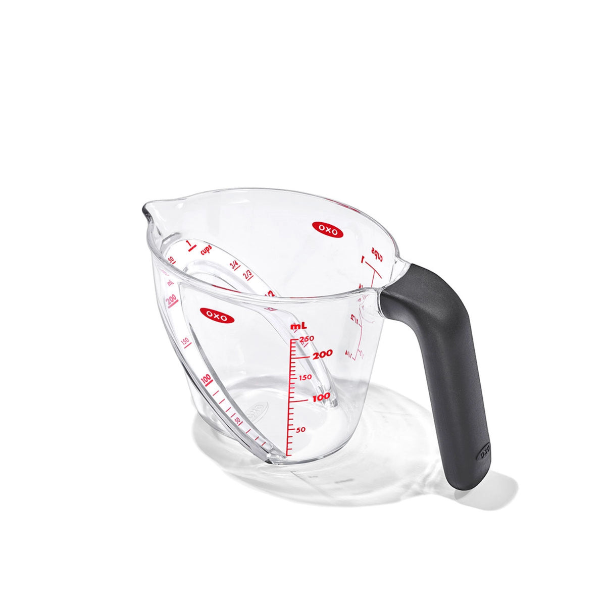 Abgewinkelter Messbecher, 250 ml in Transparent präsentiert im Onlineshop von KAQTU Design AG. Küchenhelfer ist von OXO