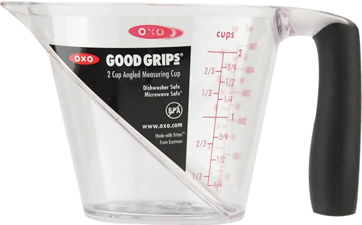 Abgewinkelter Messbecher, 250 ml in Transparent präsentiert im Onlineshop von KAQTU Design AG. Küchenhelfer ist von OXO