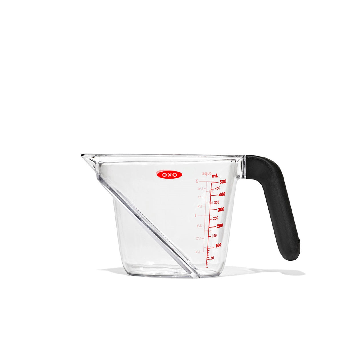 Abgewinkelter Messbecher, 500 ml in Transparent präsentiert im Onlineshop von KAQTU Design AG. Küchenhelfer ist von OXO