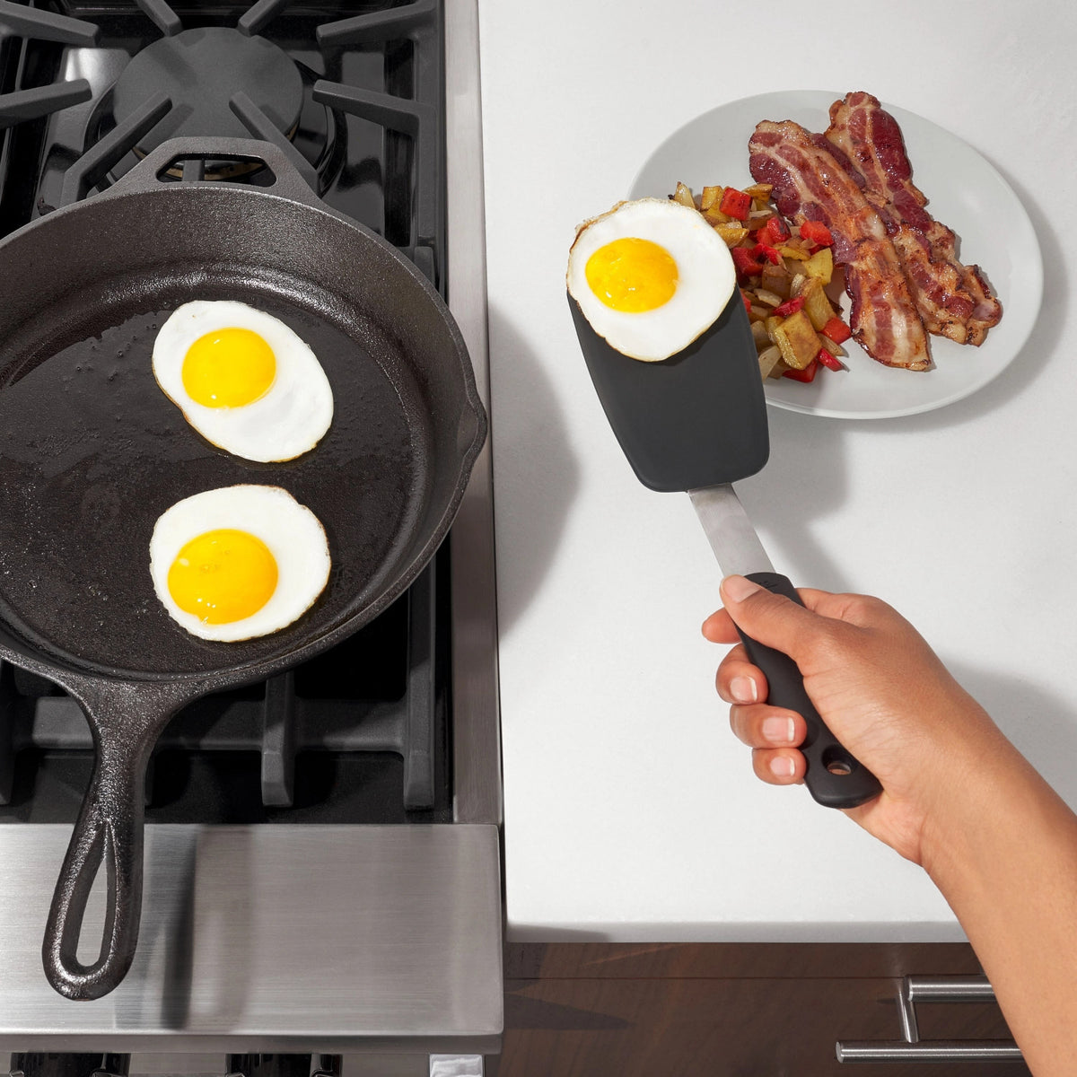 Flexibler Silikon-Pfannenwender 28.5 cm in Schwarz präsentiert im Onlineshop von KAQTU Design AG. Pfannenwender ist von OXO