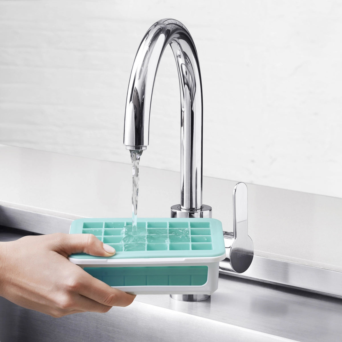 Good Grips Eiswürfelschale mit Abdeck. - Würfel klein in Blau präsentiert im Onlineshop von KAQTU Design AG.  ist von OXO