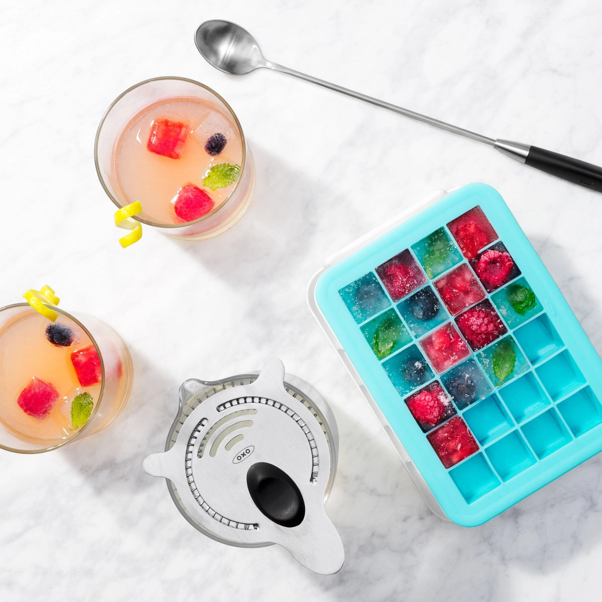 Good Grips Eiswürfelschale mit Abdeck. - Würfel klein in Blau präsentiert im Onlineshop von KAQTU Design AG.  ist von OXO