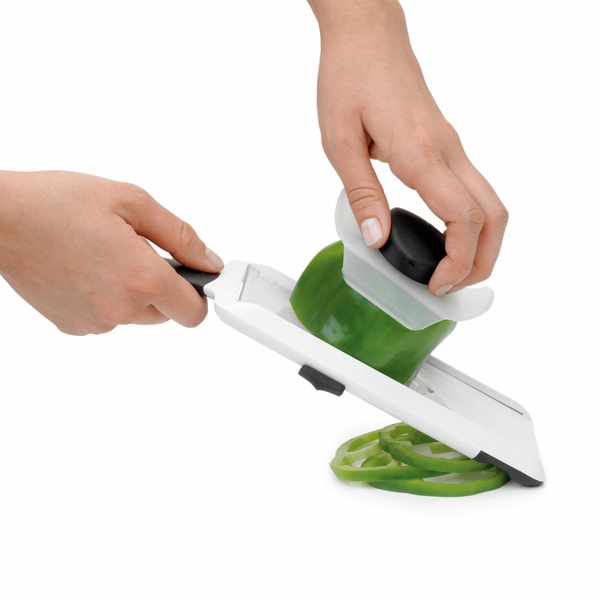 Mandoline 29x9.5 cm in Weiss präsentiert im Onlineshop von KAQTU Design AG. Küchenhelfer ist von OXO