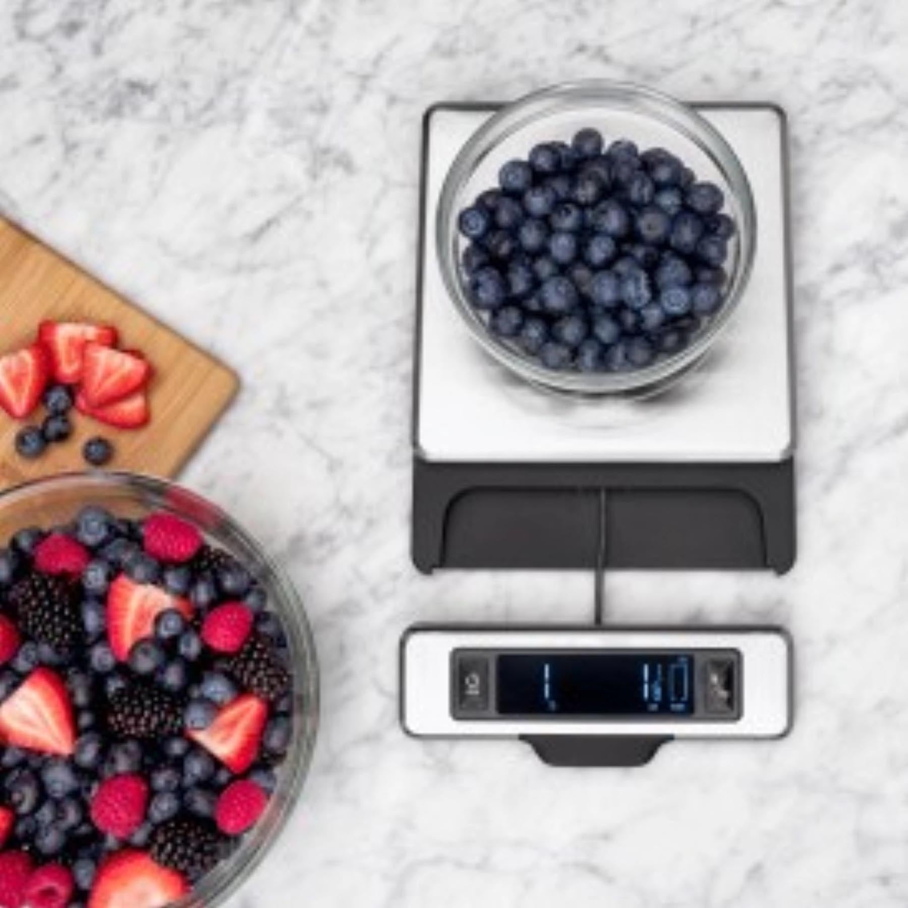 Moderne OXO Küchenwaage aus Edelstahl, ausziehbar bis 5 kg, in stilvollem Weiß, perfekt für exakte Messungen und vielseitige Anwendungen.