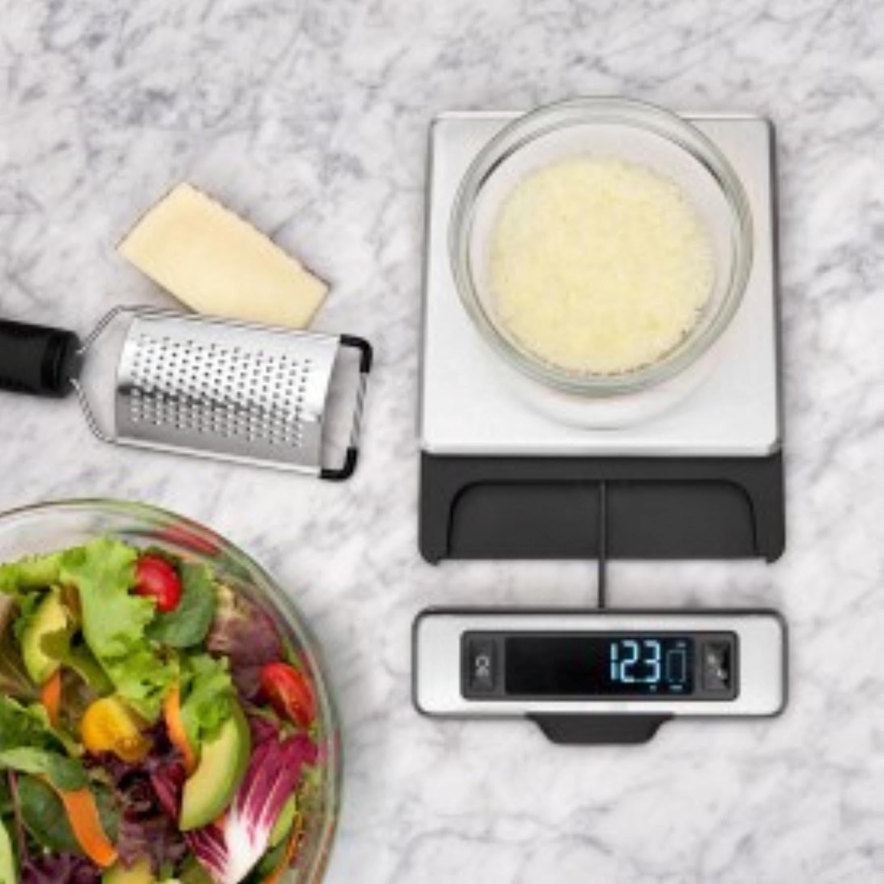 Elegante OXO Haushaltswaage aus Edelstahl, ausziehbar bis 5 kg, in zeitlosem Weiß, ideal für präzise Küchenmessungen und vielseitige Nutzung.