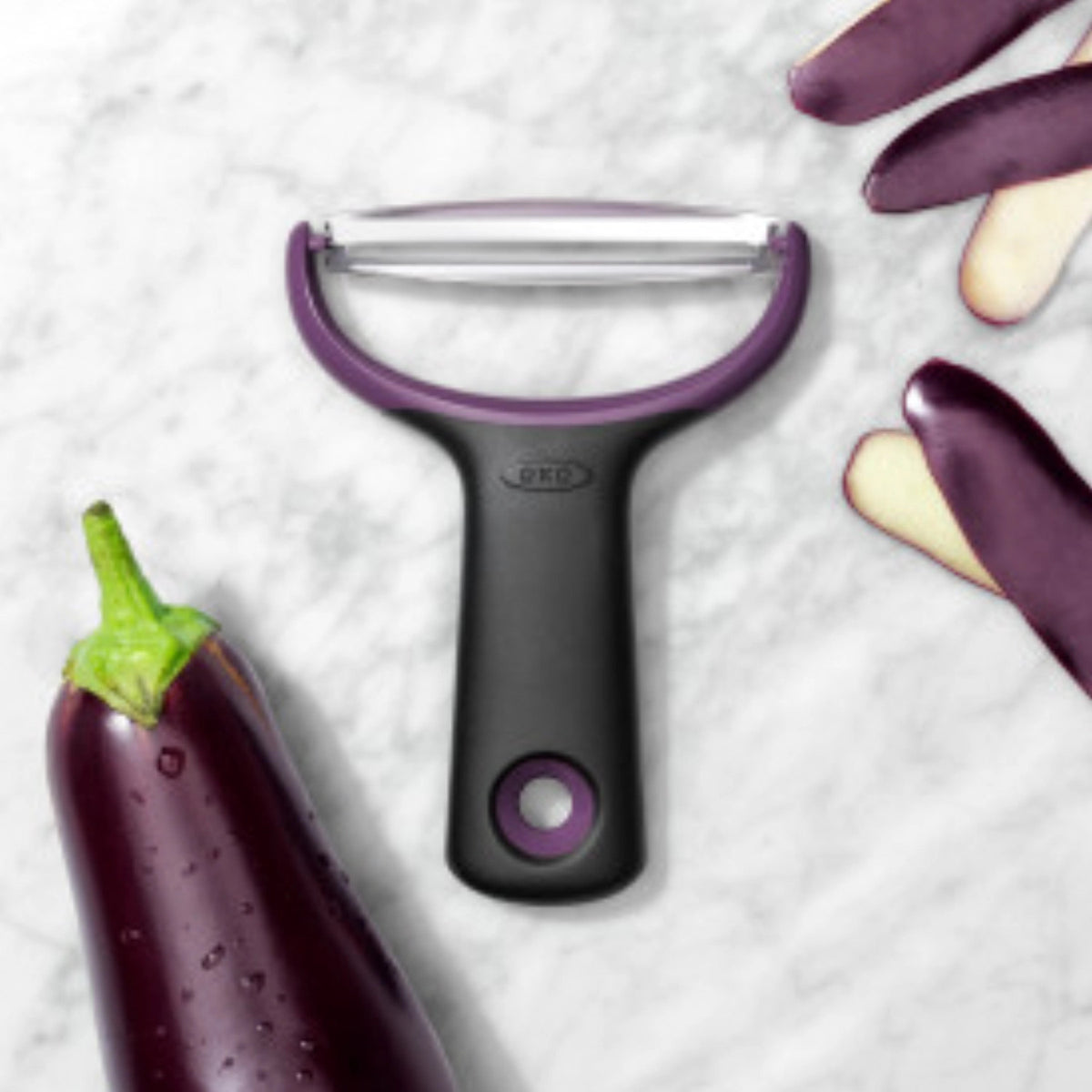 Good Grips grosser Y Schäler in Schwarz präsentiert im Onlineshop von KAQTU Design AG. Küchenhelfer ist von OXO
