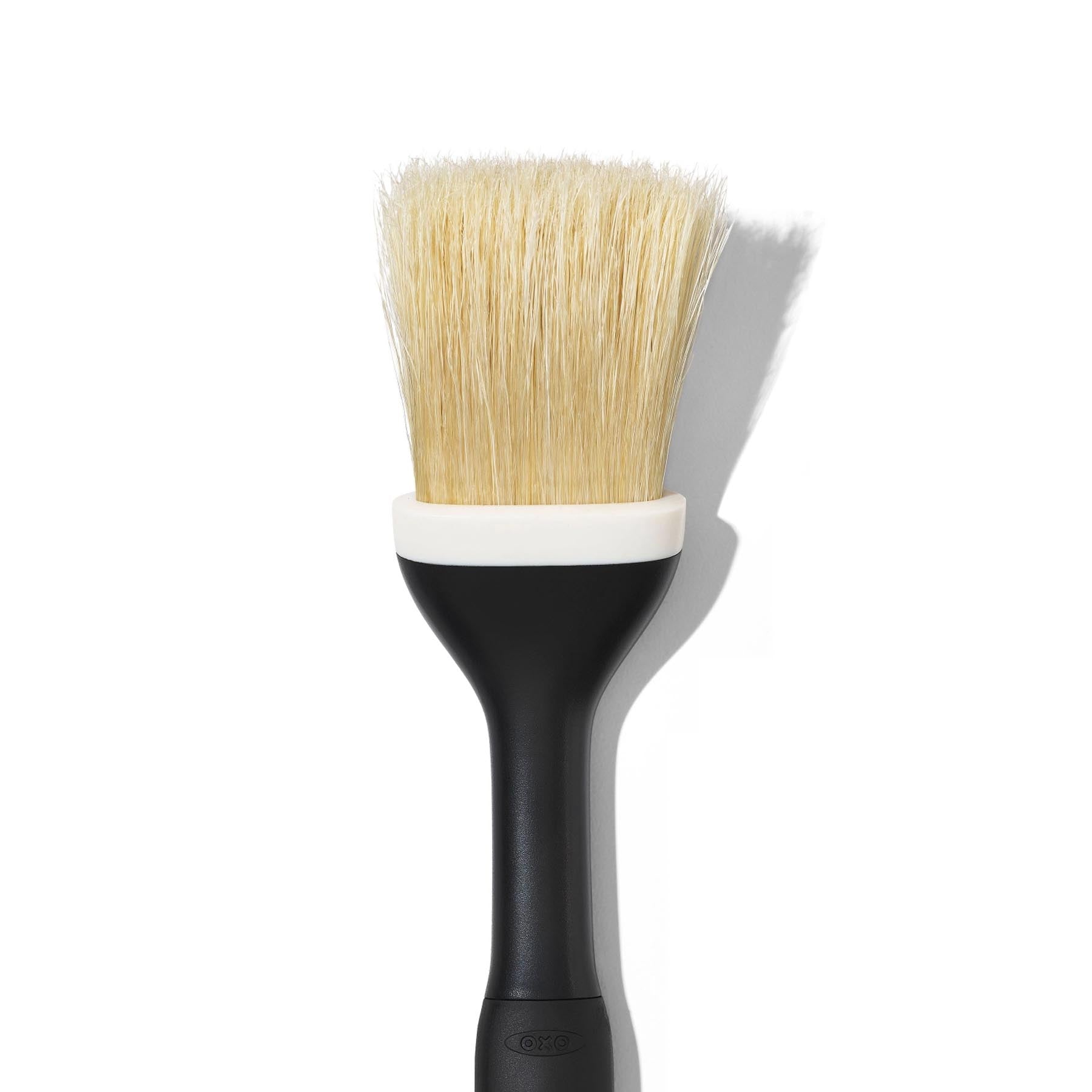 Hochwertiger Backpinsel von OXO mit Naturborsten, 24x5cm, perfekt zum gleichmäßigen Auftragen von Glasuren und Marinaden auf Backwaren.