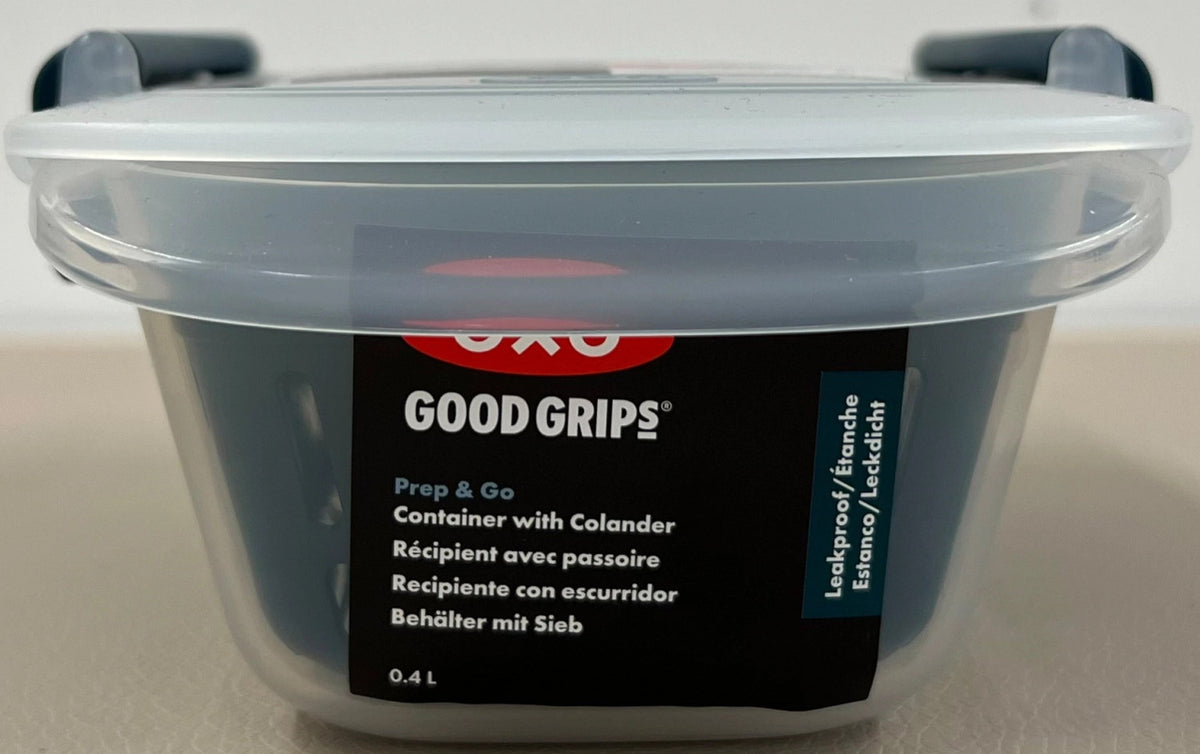 OXO Good Grips Prep  Go Behälter mit Sieb 0.45L in Blau präsentiert im Onlineshop von KAQTU Design AG. Aufbewahrungsdose ist von OXO