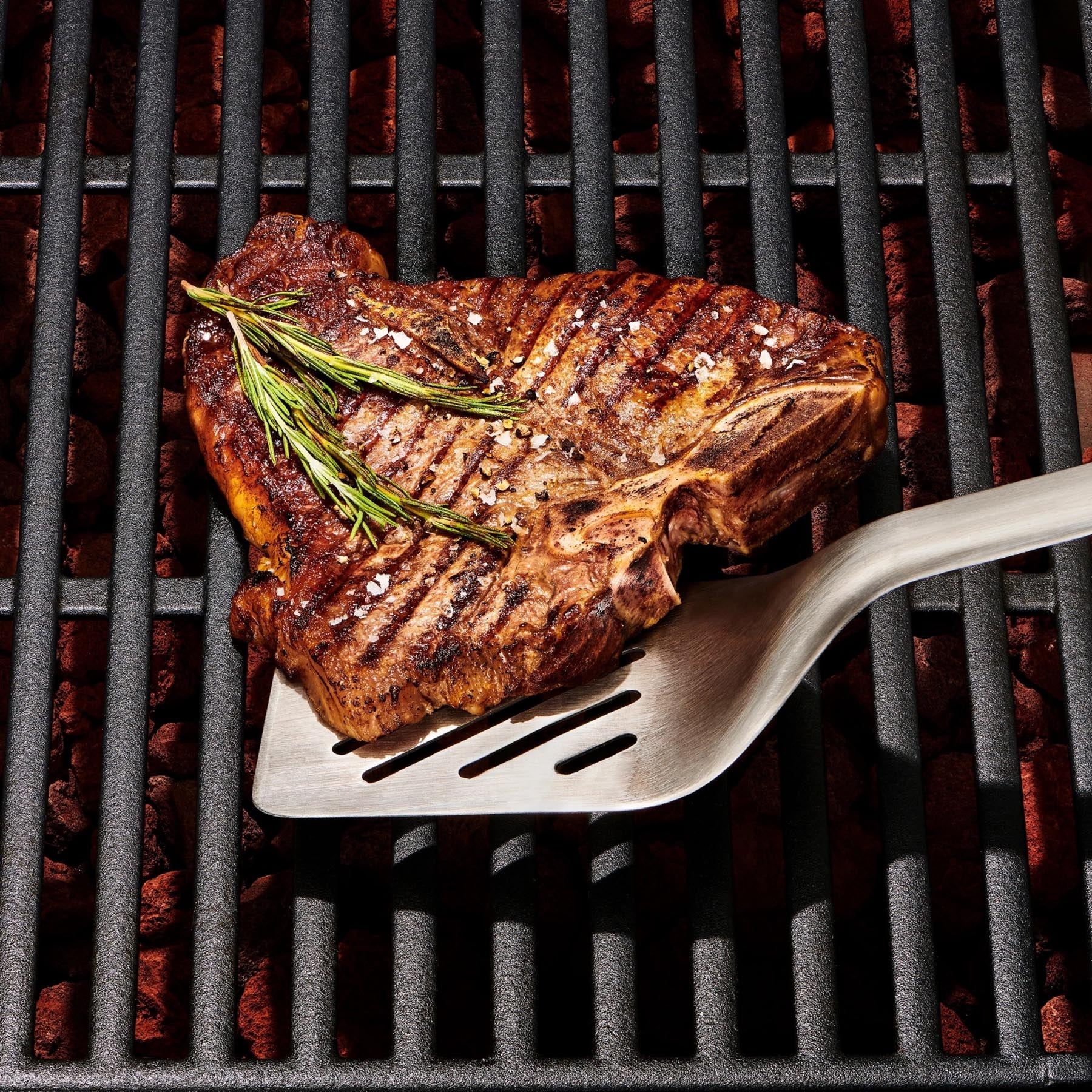 Hochwertiger Grillwender von OXO in stilvollem Design, perfekt zum Wenden von Grillgut und für unvergessliche Grillabende.