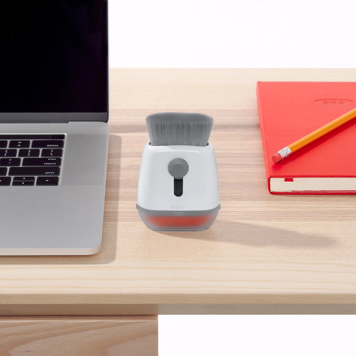 Good Grips Laptop-Reiniger zum Bürsten und Wischen in Weiss präsentiert im Onlineshop von KAQTU Design AG. Küchenhelfer ist von OXO