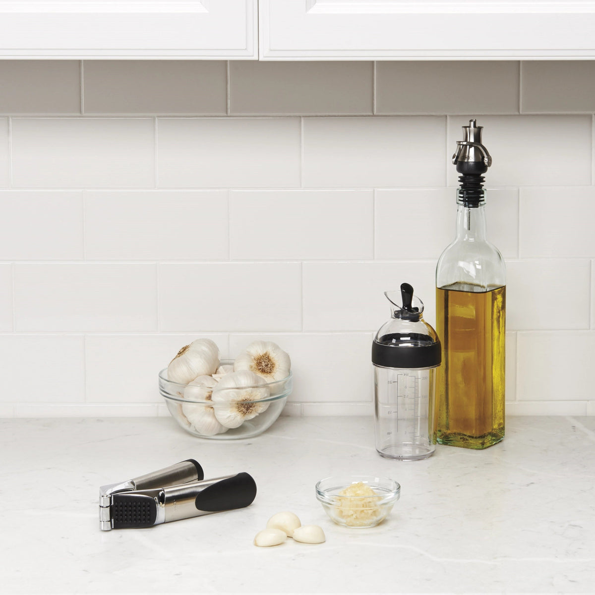 Salatdressing Shaker klein 240ml, schwarz in Schwarz präsentiert im Onlineshop von KAQTU Design AG. Salatzubehör ist von OXO