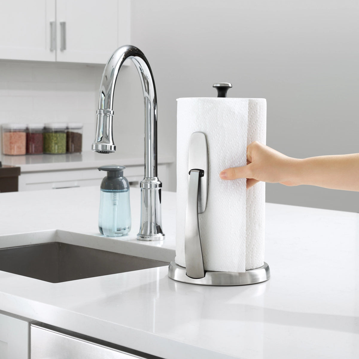 Good Grips Papierrollenhalter in Silber präsentiert im Onlineshop von KAQTU Design AG. Backutensilien ist von OXO